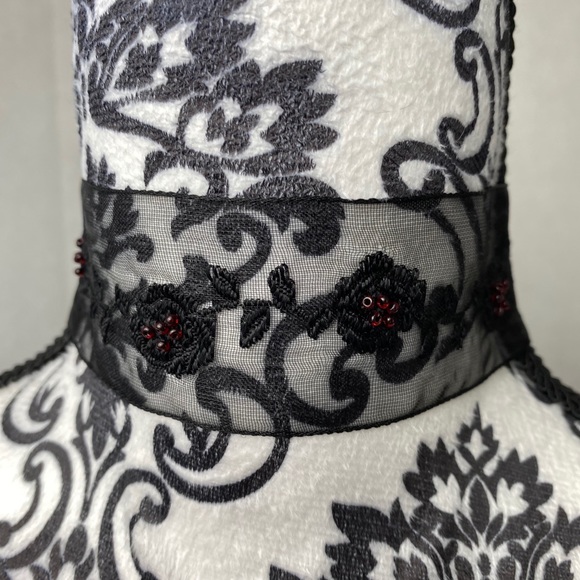 MIWA Rose choker. - Picture 1 of 8